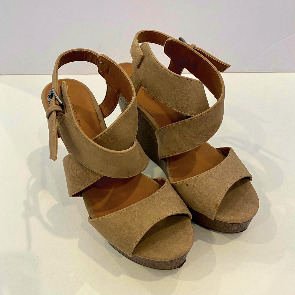 Indigo Rd. Tan Strappy Wedge Sandals
